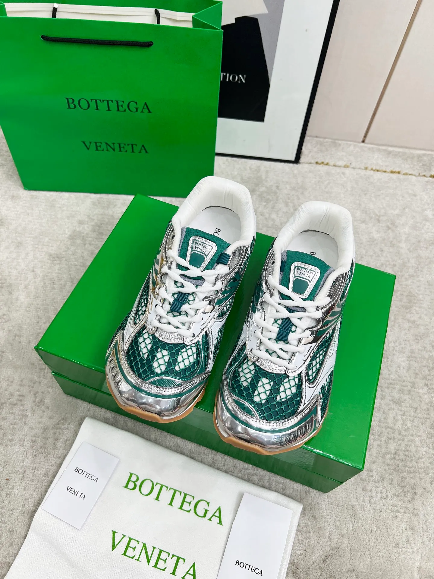 P540. Top version (couples model) Bottega Veneta Bottega Veneta 23ss autumn and winter show BV Orbit sneakers Wang Yibo's same style couples casual shoes dad shoes! Runner sneakers! Original purchase and development!  Made of original lightweight technical mesh fabric, the same as the original version! The process is complicated!  Paired with a rubber outsole designed with a geometric pattern, the high version of the Wang Zha series is actually much taller, but the legs still look slim. Very nice. Durable and playable, standard and version-matching shoe package technology, look for high-end versions. The original outsole is exclusively molded, and the color-blocked TPU outsole is used. The material and weight are the same as the original!  Size: #Female 35-41 (40 and 41 customized sizes are non-refundable) Male 39-45 (45 size customized are non-returnable and exchangeable)